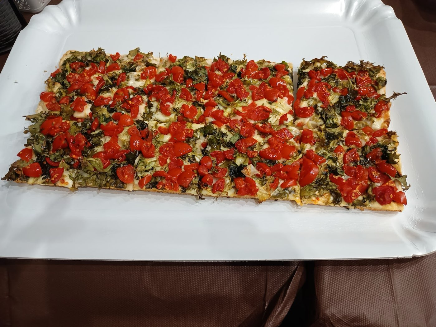 Focaccia messinese tradizionale con scarola, ciliegino e acciughe